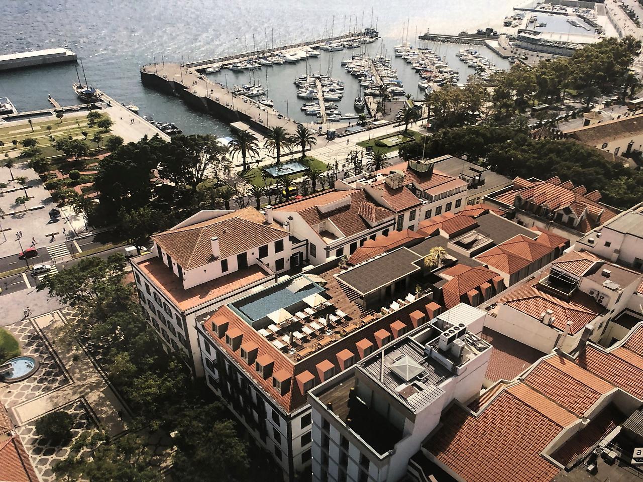 Barcelo Funchal Oldtown Hotell Eksteriør bilde The rooftop pool at the Hotel de la Paix